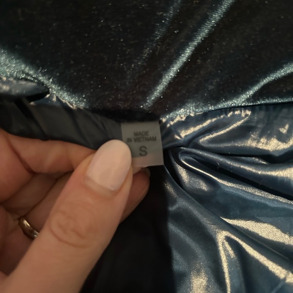 SAM. Sophia velvet puffer size small. - Picture 5 of 5